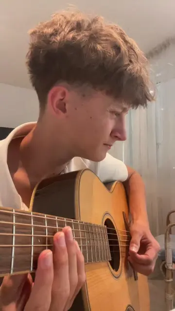 J’ai travaillé dur pour réussir ça… #humor#guitar#skills#fyp#viral