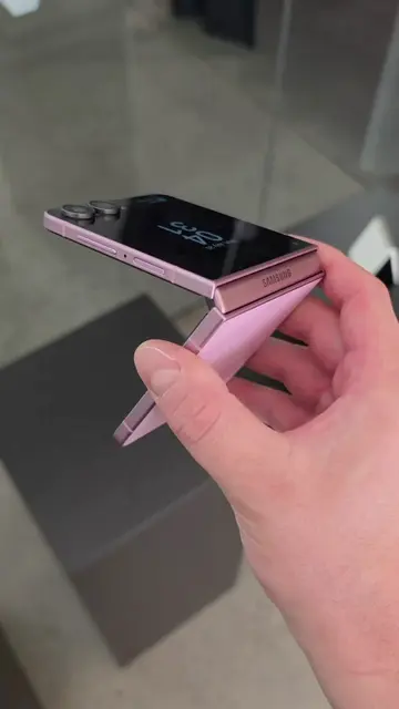 Galaxy Z Flip8 (Pink) - Quick Look! #GalaxyZFlip8 #Samsung #techtok