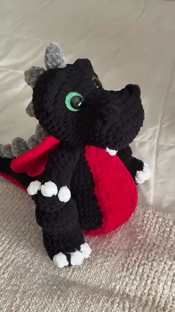 This custom dragon has found its forever home 🖤❤️🐉 Yarn from: @Michaels Stores
