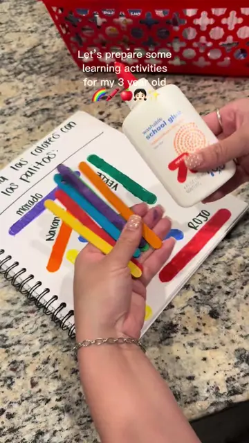 My toddler really loves doing these little activities 👏🏻👧🏻🍎 . . . . . #lear