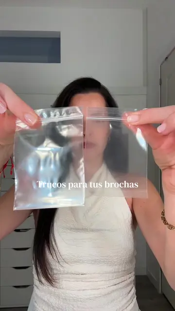 Truco fácil y rápido para llevar tus brochas en el neceser 🥰💗 . #tipsbelleza #