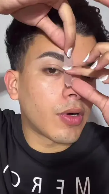 Makeup eye look using tape. Would you try this? Credit: @brayan 