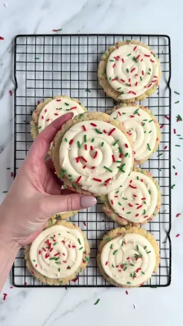 Day 6 of Christmas in July! 🎄🍪 If you’re a fan of those soft, frosted grocery 