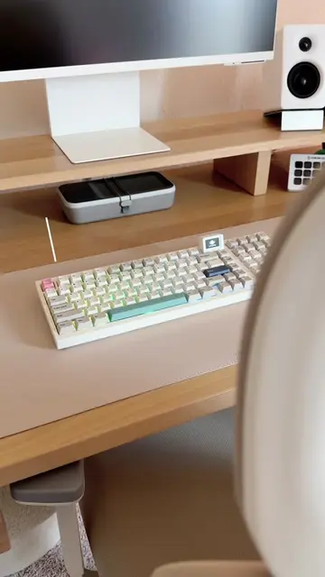 A keyboard with a tiny TV?! 📺⌨️ The retro vibes had me instantly obsessed… and 