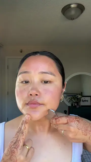 A few quiet minutes of Gua Sha before the day begins. ☀️🤍 #guasha #moring #skin
