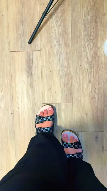 These checkered sandals are AMAZING🖤 #plussize #plussizefashion #widefootfriend