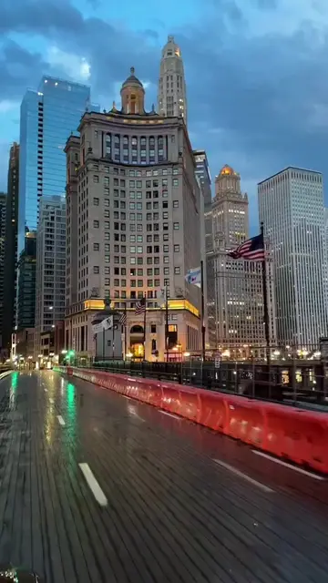 Welcome to Chicago, the dream city 🤍❄️☔✨ 📍Wacker Dr Chicago IL 🇺🇸 #chicago #