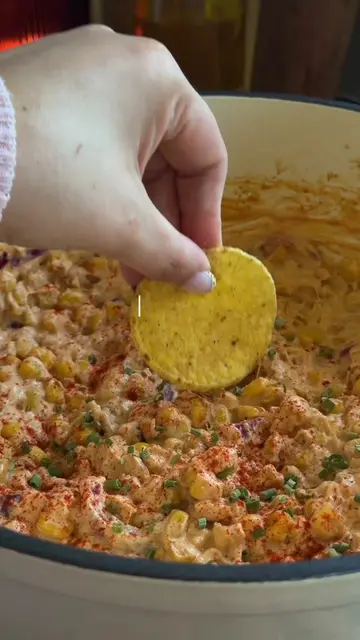 THE ultimate cheesy Mexican-ish corn dip!!! 🤌🏼 Creamy, cheesy, a little smoky 