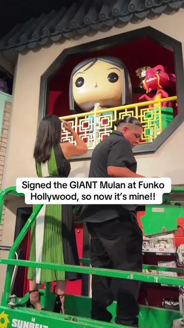 This life-size @Funko Mulan needs to be with my bronze Fennec 😂 #mulan #disney 