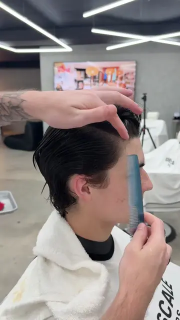 This is how I efficiently cut the sides when layering straight/wavy hair. MAKE S
