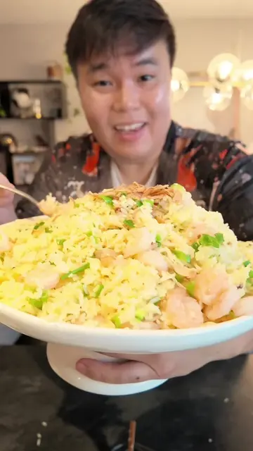 Golden Garlic Shrimp Fried Rice 🍤 One of my favourite fried rice techniques is 