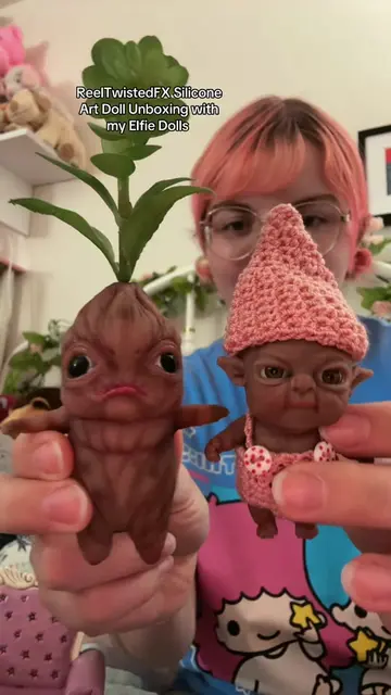 Me and my Elfie Dolls Smeagolette unboxing her new root baby friend from Reel Tw