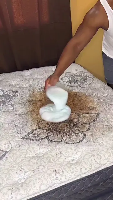 Stop Cleaning Your Mattress with Water Alone! Try This Easy DIY Cleaning Trick #