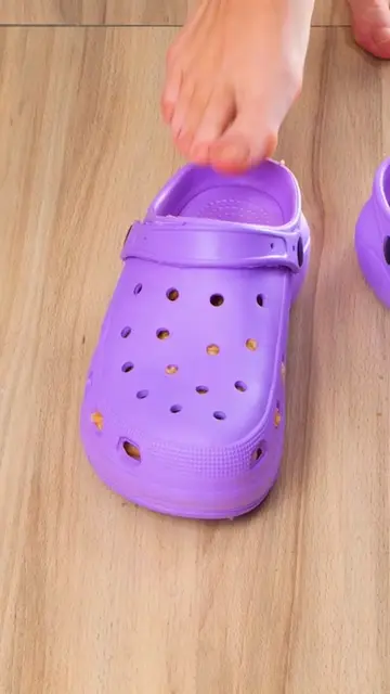 Who knew spaghetti could become fashion? 🍝✨ #DIY #spaghetti #yummy #shoetok #cr