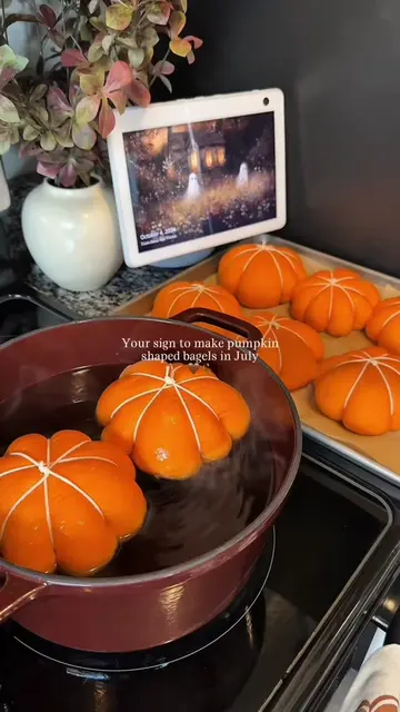 Your sign to make pumpkin shaped bagels in July 🤎🍂  Full recipe down below, yo