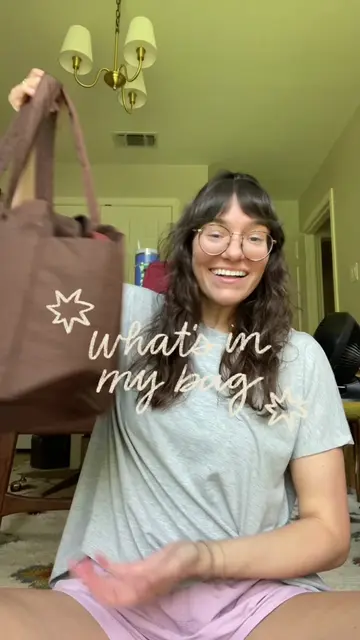 what’s in my bag: baggu everyday cloud bag edition!! I have books, my kindle, my
