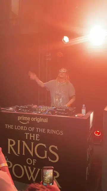 Jamie Campbell Bower dropping some drum and bass at Comic-Con #SDCC #TheRingsOfP