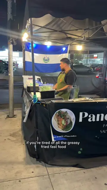 🥖Panes con pollo from a street vendor ! 🇸🇻👌 @panesandres 📍  21051 Sherman W