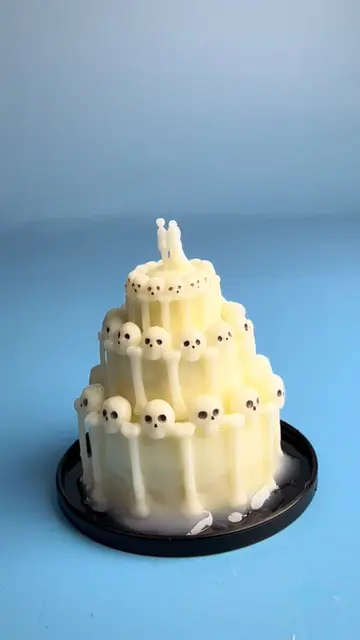 Wait… did you know this CAKE actually GLOWS IN THE DARK?! 🌟🎂  #miniverse #make