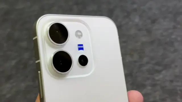 Vivo X300e là mẫu điện thoại mới ra mắt với các điểm nhấn chính gồm chip Snapdra