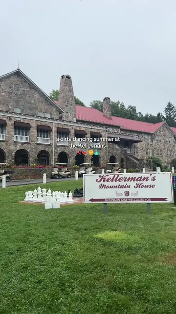 Did you know you can stay where dirty dancing was filmed?!🕺🪩 guys it’s was so 