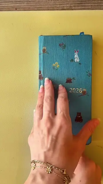 Cada domingo preparo una nueva semana en mi Hobonichi Weeks. Y aunque los colore