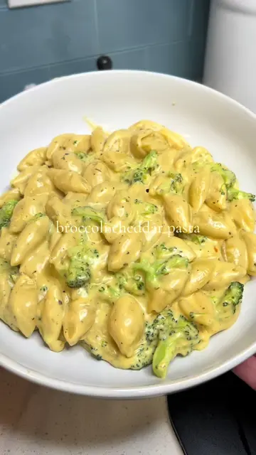 Broccoli Cheddar Pasta 🥦🧀✨ Full Recipe 👇🏼 • 2 tbsp butter • 4-5 garlic clove