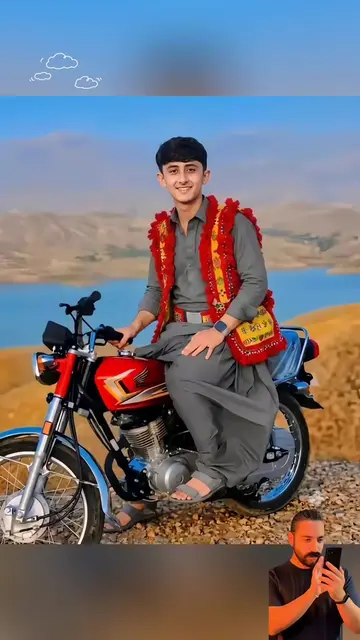 موٹرسائیکل پر روایتی واسکٹ پہنے مرد کا شاٹ بنائیں | Create man shot with ethnic 