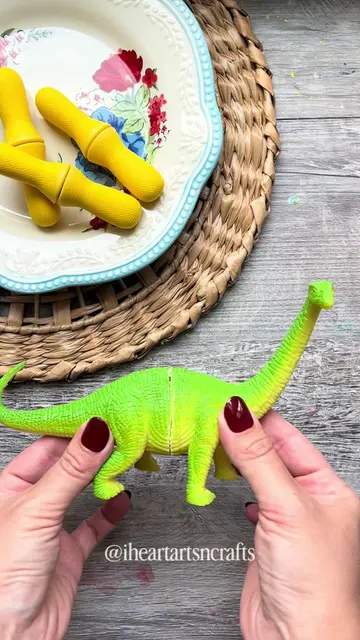 Make DIY Dinosaur corn on the cob holders … the kids love these 🦖🦕 Cut your di