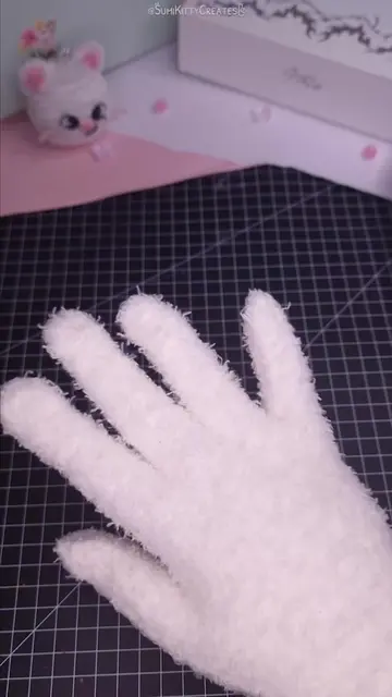 A glove… some yarn… and somehow a little Jiniret appeared 🥟🤍✨🙂‍↕️ I’ve wanted