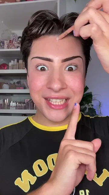 BEGINNER VS PROFESSIONAL MAKEUP??!😱🤔😭 #makeup #beauty #makeuphacks #beginner 