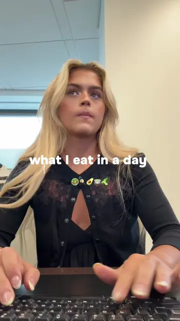 Here's what I ate at my corporate 9–5 last week before vacation! 🤍 I was cravin