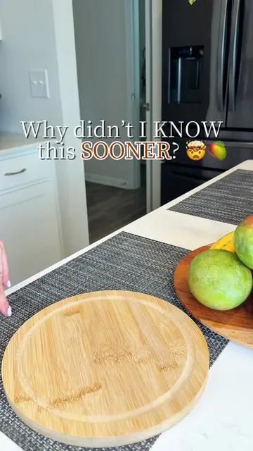 🥭 Why didn’t I know this sooner? 🤯 The easiest way to peel a mango! 🥭✨ #mango