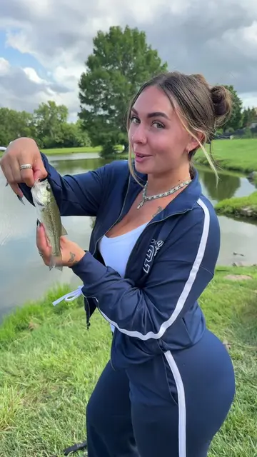 THATS A BIG BASSSSS #fish #funny 