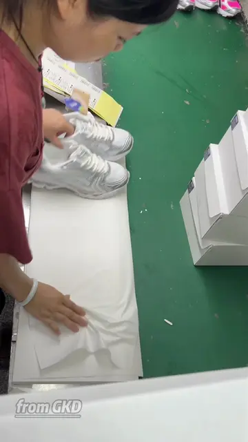Shoe Factory – Experience the working atmosphere firsthand! We ship worldwide, a