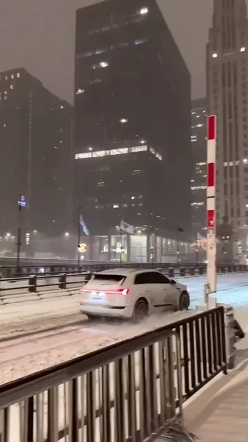The snowfall Chicago dream for those of you missing snow on these hot days ❄️☃️�