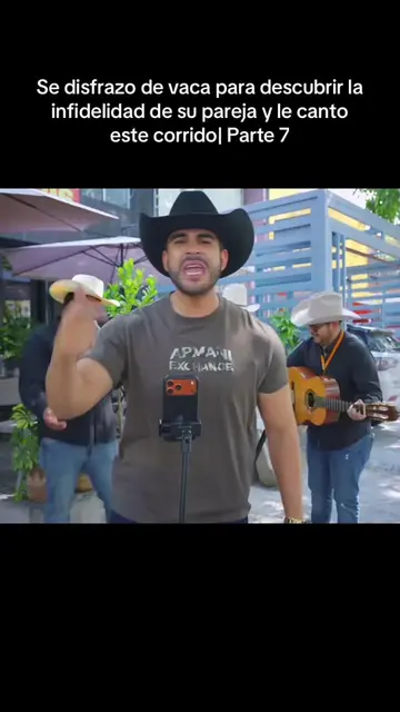 Se disfrazo de vaca para descubrir la infidelidad de su pareja y le canto este c