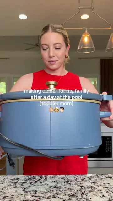 Another easy recipe for you guys 🥰 who’s trying these Slow Cooker Chipotle Chic