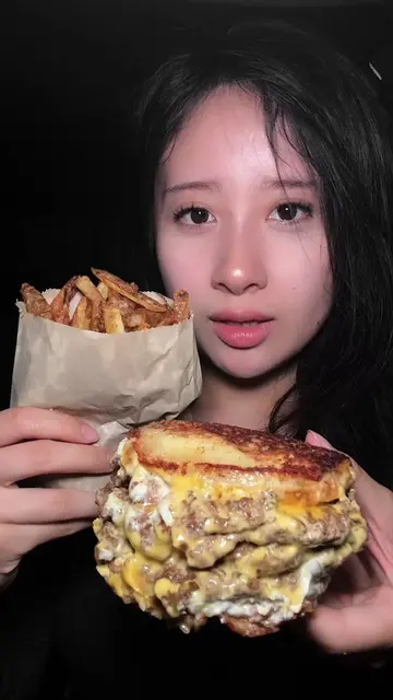 reading funny comments while eating five guys… @Five Guys #funnycomments #fivegu