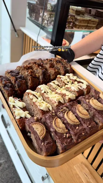 Have you ever seen banana bread served out of a van? 🤯🍌✨ Serving coffees & bak