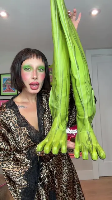 Frogs are my fave animal now🐸🥑🥦🦠🪲💚 #maximaliststyle #monochromeoutfit #ava