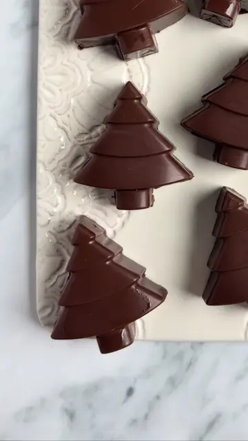 Day 11 of Christmas in July! 🎄🥜 These Homemade Reese’s Christmas Trees are one