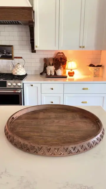 One beautiful piece can completely transform a tray. 🤎 I styled this marble bow