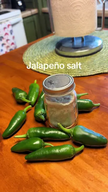 Make your own jalapeño salt! Easily! Add spice to any dish or beverage #jalapeno