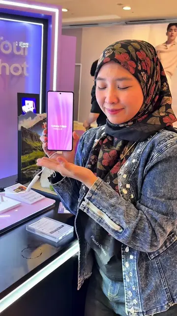 Compact design, flagship performance. 💜 @Samsung Malaysia @Cheil Malaysia  ✨ 6.