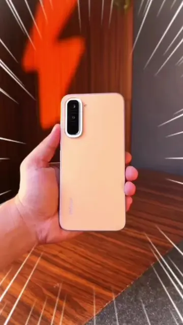 The first thing that caught my attention about the Infinix HOT 70? The design. T