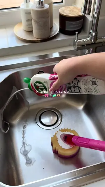 Kitchen sink scrub 🩷🥰 mid-week cleaning motivation 🫶🏼 #CleanTok #cleaningtok