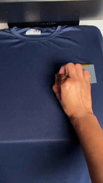 ¿Necesitas uniformes personalizados para tu empresa? 👕🔥 Personalizamos camiset