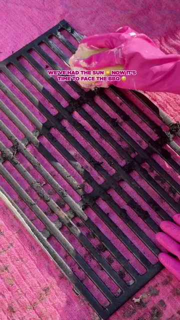 Is your BBQ looking like this after all the sunshine? 👀☀️ @cleaningwithida put 