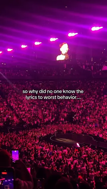 everyone’s rhythm was off too💀 😔 #worstbehavior #arianagrande #montreal #etern